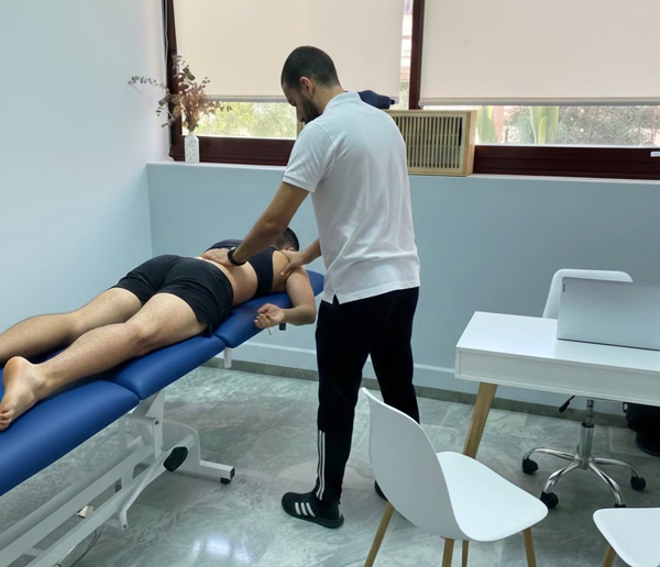 Fisioterapia para dolor de espalda y cervicales en clínica de Sevilla
